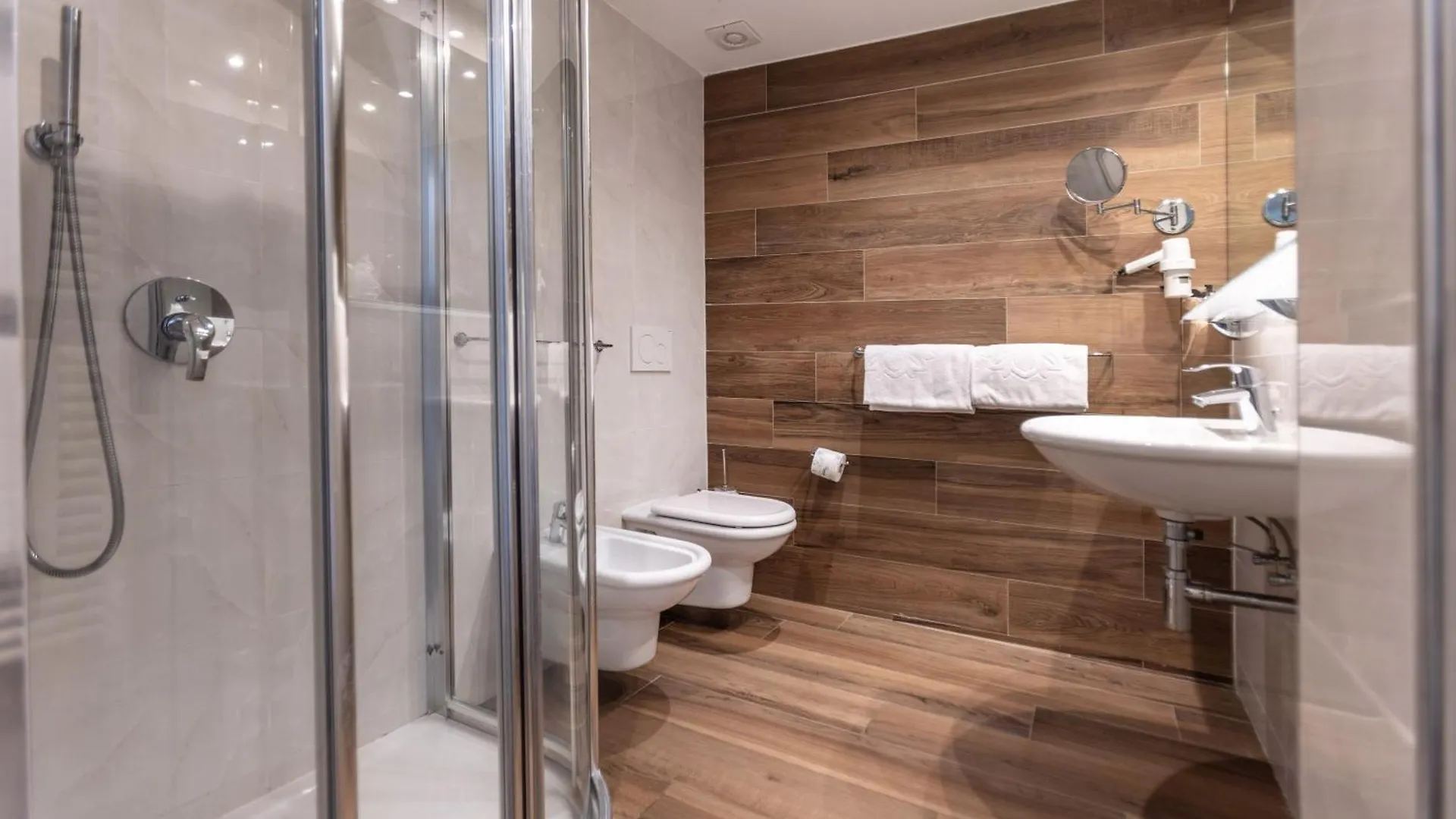 לימונה סול גרדה Hotel Villa Margherita 2*, לימונה סול גרדה איטליה